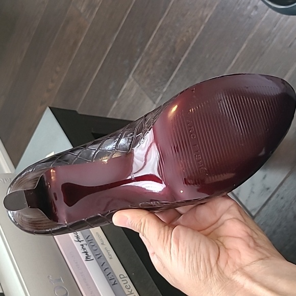 NWOT Marc Fisher leather brown croco print peep toe. Size 8. Never worn. - Picture 2 of 4